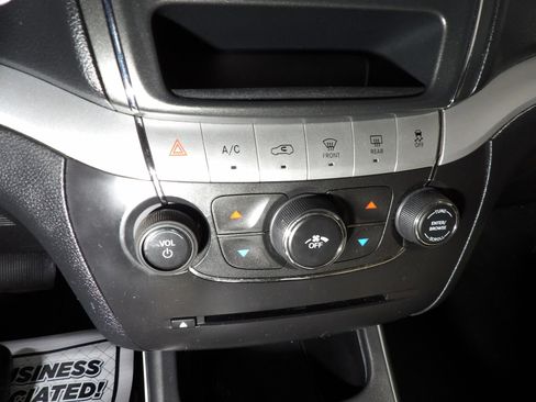 Used 2019 Dodge Journey SE FWD image 14