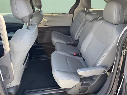 Used 2024 Toyota Sienna XLE image 11
