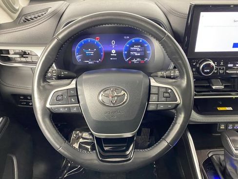 Used 2023 Toyota Highlander Platinum AWD/4WD image 16