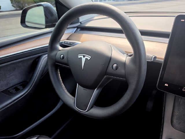 Used 2024 Tesla Model Y 2WD image 29