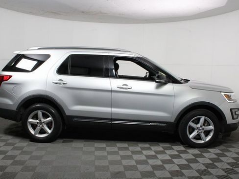 Used 2016 Ford Explorer XLT w/ Equipment Group 202A image 6