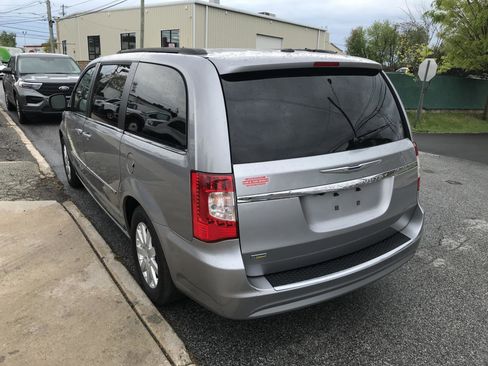 Used 2016 Chrysler Town & Country Touring FWD image 6