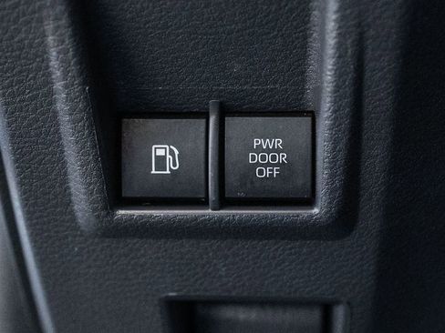 Used 2022 Toyota Sienna XLE image 22