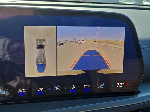 Used 2024 Chevrolet Traverse LT image 18