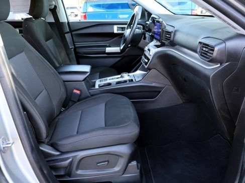 Certified 2024 Ford Explorer XLT RWD image 19