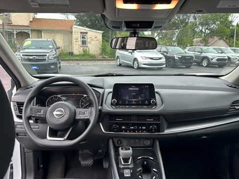 Used 2024 Nissan Rogue SV FWD image 18