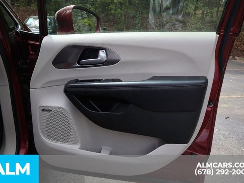 Used 2018 Chrysler Pacifica Limited FWD image 34