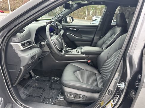 Certified 2025 Toyota Highlander XSE image 16