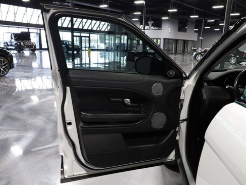 Used 2018 Land Rover Range Rover Evoque SE image 10