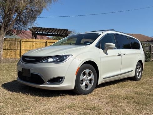 Used 2017 Chrysler Pacifica Touring-L Plus image 2
