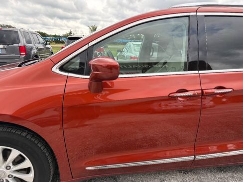 Used 2018 Chrysler Pacifica Touring-L FWD image 13