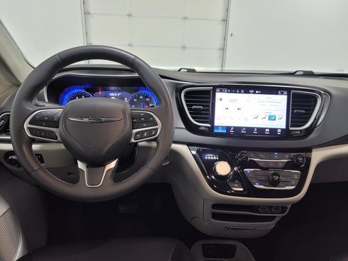 Used 2023 Chrysler Pacifica Touring-L FWD image 12