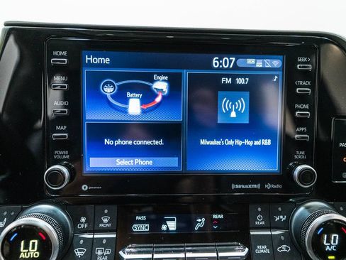 Used 2021 Toyota Highlander XLE AWD/4WD image 29