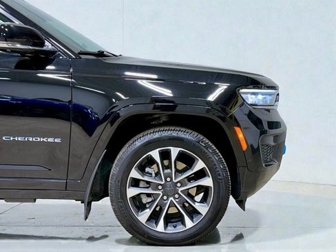 Used 2023 Jeep Grand Cherokee Overland w/ Advanced Protech Group III image 11