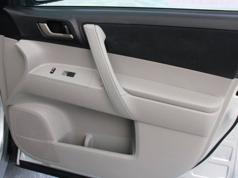 Used 2011 Toyota Highlander 2WD w/ Tech Pkg image 19
