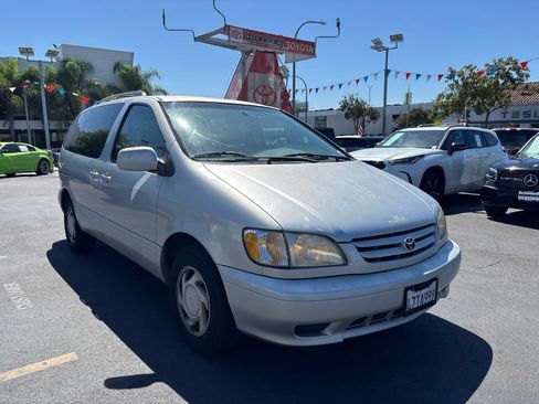 Used 2003 Toyota Sienna LE w/ Symphony Pkg FWD image 2