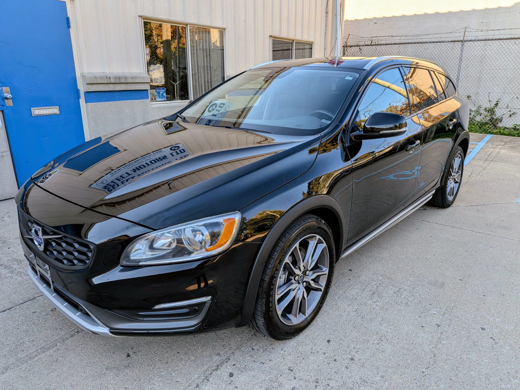 Used 2015 Volvo V60 T5 Cross Country w/ Convenience Package AWD/4WD image 1