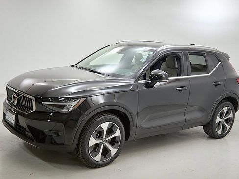 Used 2023 Volvo XC40 B5 Plus w/ Protection Package Premier AWD/4WD image 6