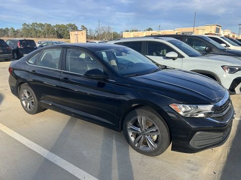 Used 2024 Volkswagen Jetta SE image 1