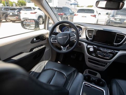 Used 2022 Chrysler Pacifica Touring-L image 24