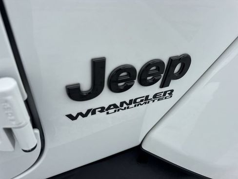 Used 2021 Jeep Wrangler Unlimited Sahara AWD/4WD image 25