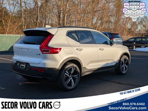 Used 2024 Volvo XC40 B5 Core image 4