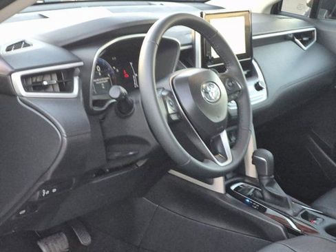 Used 2025 Toyota Corolla Cross XLE w/ Convenience Package image 9