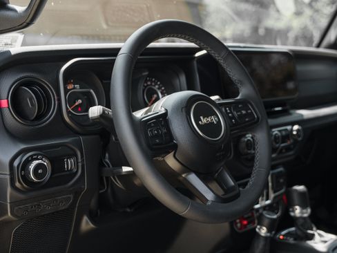 Used 2026 Jeep Wrangler Unlimited Rubicon AWD/4WD image 9