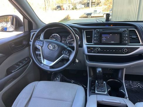 Used 2016 Toyota Highlander LE AWD/4WD image 16