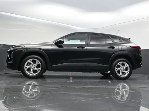 Used 2025 Chevrolet Trax LS w/ LS Convenience Package FWD image 31