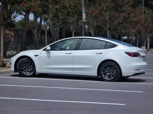 Used 2021 Tesla Model 3 Standard Range Plus RWD image 19