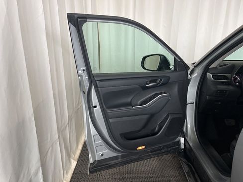 Used 2024 Toyota Highlander XLE image 18