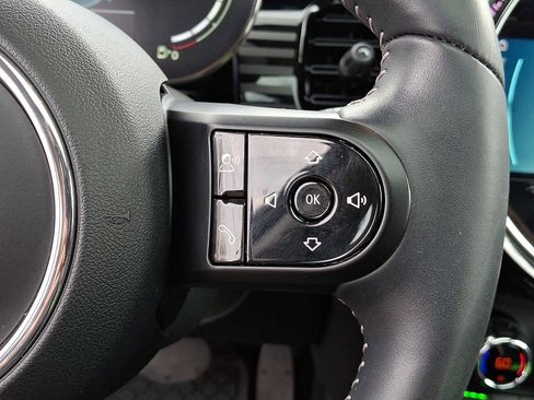 Used 2023 MINI Cooper 4-Door Hardtop w/ Multitone Edition image 24