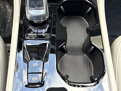 Used 2025 Volvo XC40 B5 Plus w/ Protection Package Premier image 23