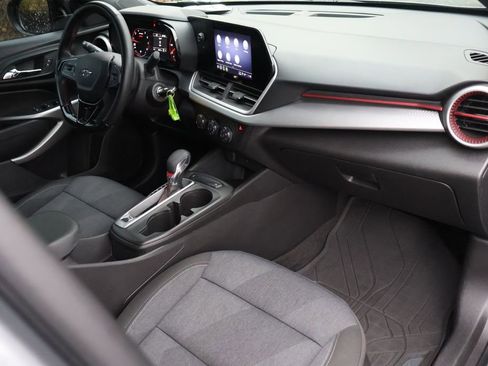Used 2024 Chevrolet Trax RS image 38