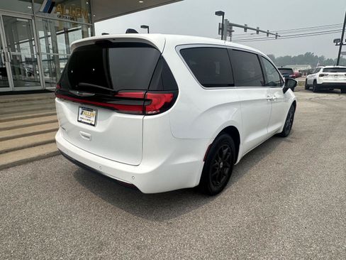 Used 2023 Chrysler Pacifica Touring-L FWD image 11