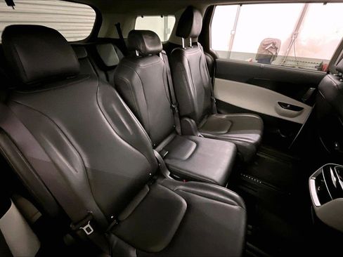 Used 2024 Kia Carnival EX image 26