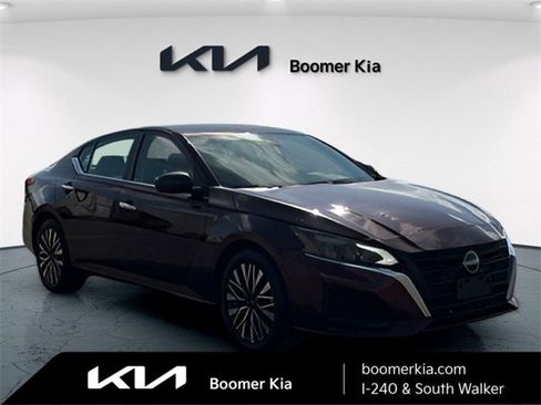 Used 2024 Nissan Altima 2.5 SV image 3