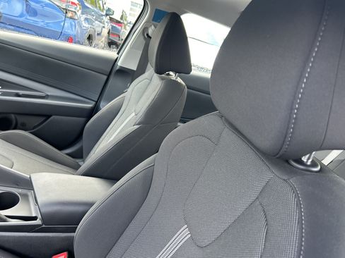 Used 2025 Hyundai Elantra SE FWD image 12