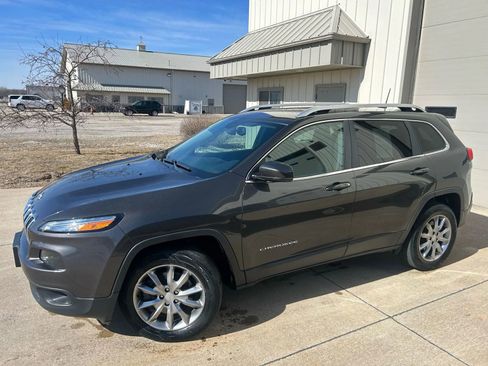 Used 2018 Jeep Cherokee Limited image 2