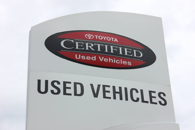 Certified 2025 Toyota Prius LE FWD image 17