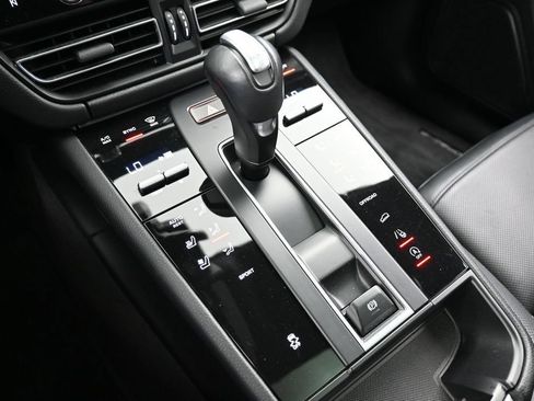 Certified 2023 Porsche Macan Turbo AWD/4WD image 21