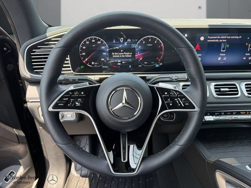 Used 2025 Mercedes-Benz GLS 450 4MATIC image 11