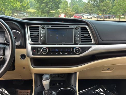 Used 2018 Toyota Highlander XLE AWD/4WD image 29