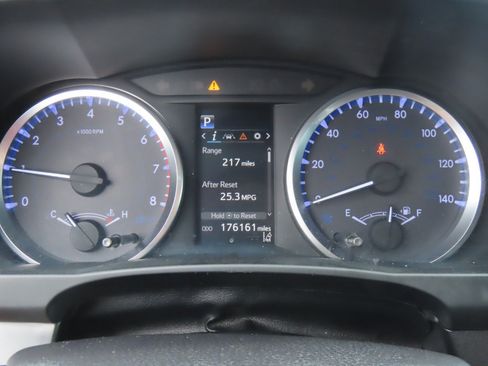Used 2019 Toyota Highlander LE FWD image 28