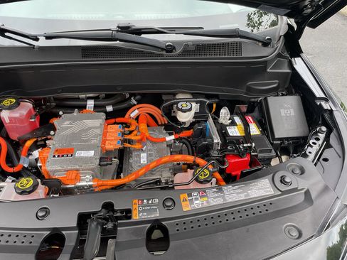 Used 2022 Chevrolet Bolt EUV LT w/ Convenience Package FWD image 9