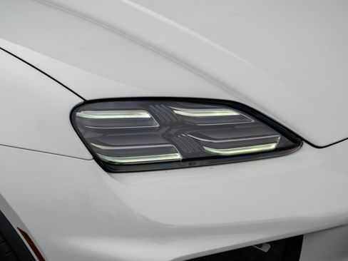 Certified 2025 Porsche Macan Electric image 38