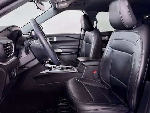 Used 2023 Ford Explorer XLT w/ Equipment Group 202A RWD image 18