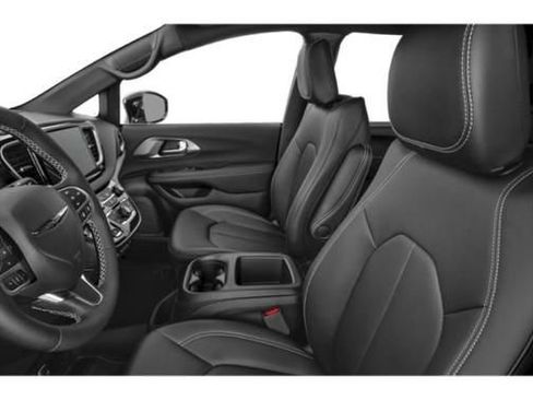 Used 2025 Chrysler Voyager LX FWD image 8