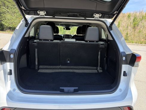 Used 2022 Toyota Highlander XLE FWD image 18